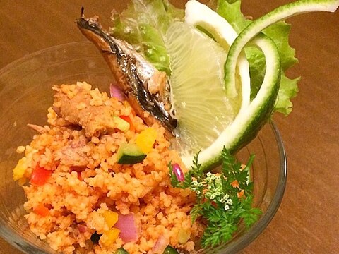 トマトジュースで色鮮やかな秋刀魚のタブレ（クスクス